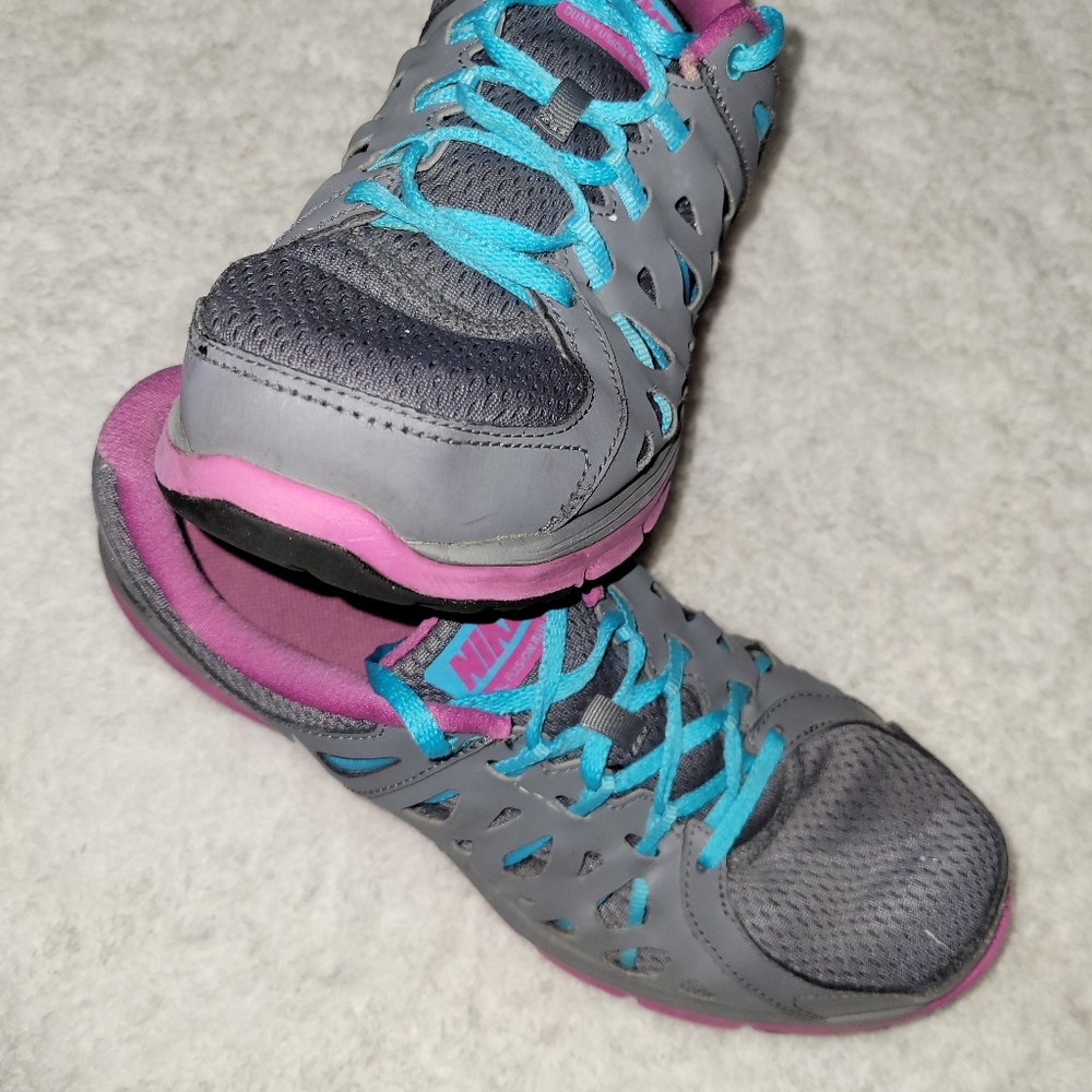 Nike size 11 women's tennis shoes